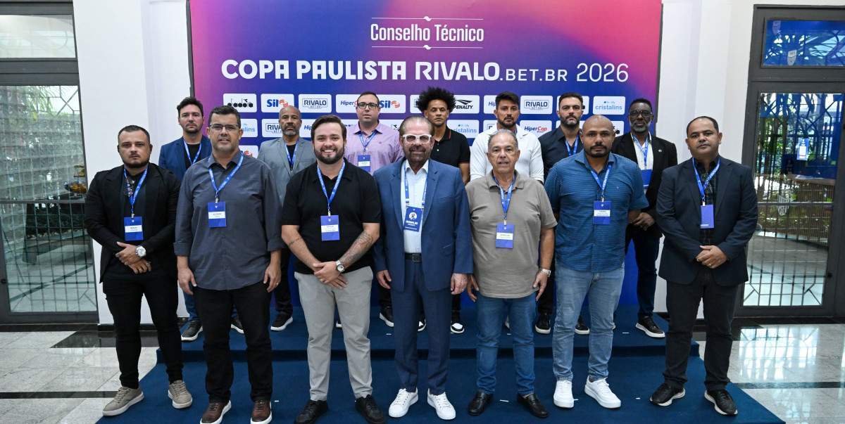 Dirigentes dos clubes participantes posam para foto na sede da Federação Paulista