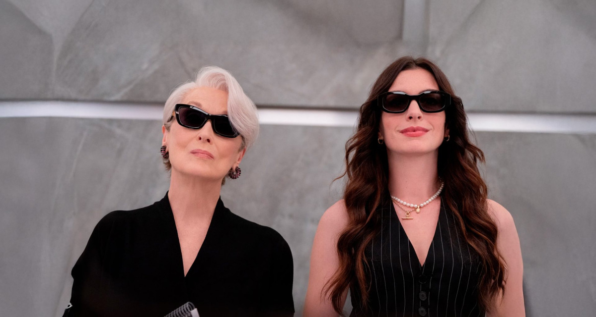 Em O Diabo Veste Prada 2, Miranda Priestly (Meryl Streep) e Andy Sachs (Anne Hathaway) se reencontram em uma nova fase de suas carreiras, agora diante dos desafios de um mercado editorial em transformação