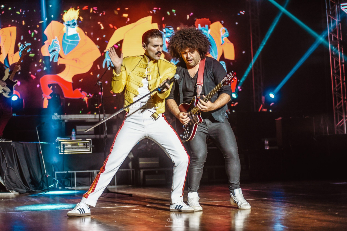 Tributo celebra os grandes sucessos do Queen com performance que recria a energia e o legado de Freddie Mercury nos palcos