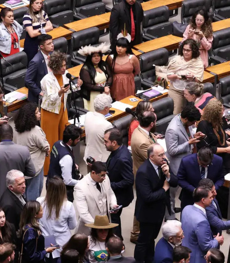 Câmara vota para derrubar veto ao PL da Dosimetria; falta o Senado