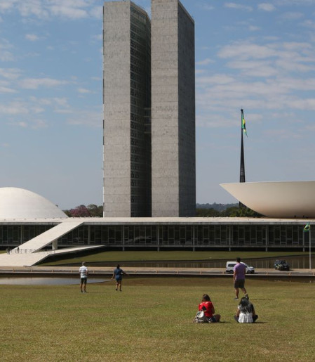 Alcolumbre fatia votação do PL da Dosimetria; governo denuncia manobra