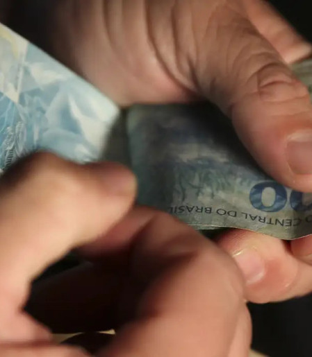 Salário médio do trabalhador amplia recorde e chega a R$ 3.722