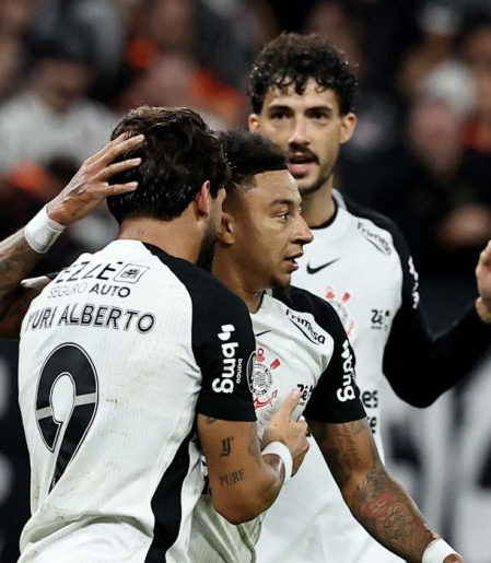 Corinthians derrota Peñarol para seguir 100% na Libertadores