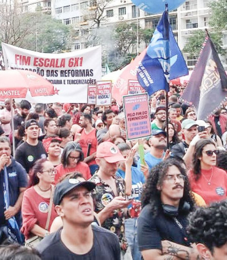 Manifestação em SP pede fim da escala 6x1 e ações contra o feminicídio