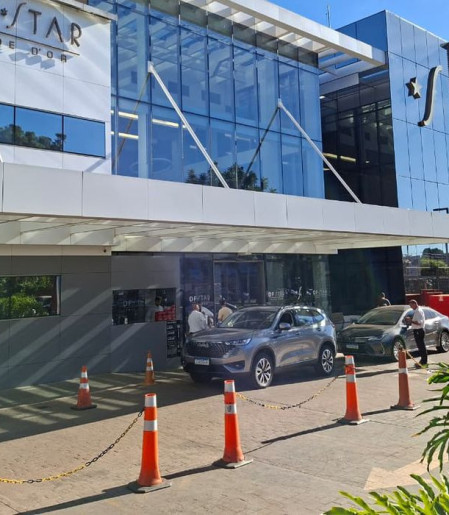 Bolsonaro é internado para cirurgia no ombro em Brasília