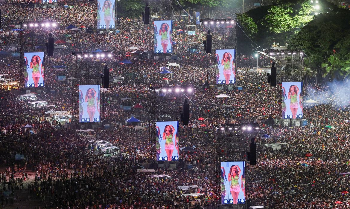 Mais de 2 milhões de pessoas assistem ao show de Shakira em Copacabana