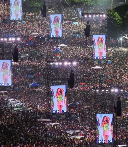 Mais de 2 milhões de pessoas assistem ao show de Shakira em Copacabana