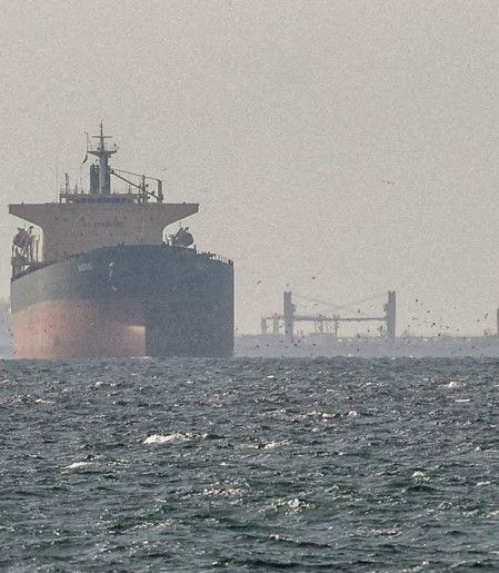 Irã nega passagem de navios dos EUA por Ormuz e petróleo dispara