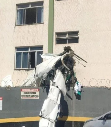 Avião de bimotor cai e bate em prédio em Belo Horizonte