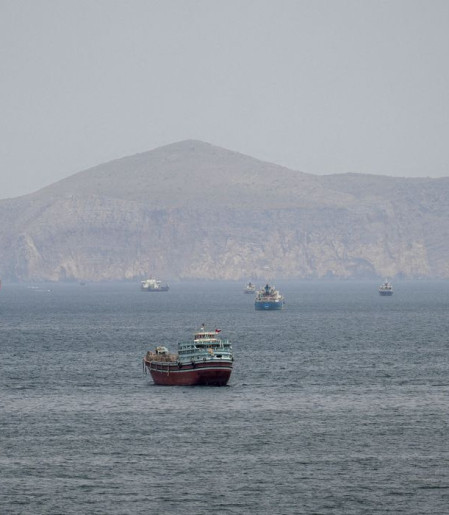 Mísseis atingem navio de guerra dos EUA que tentava entrar em Ormuz