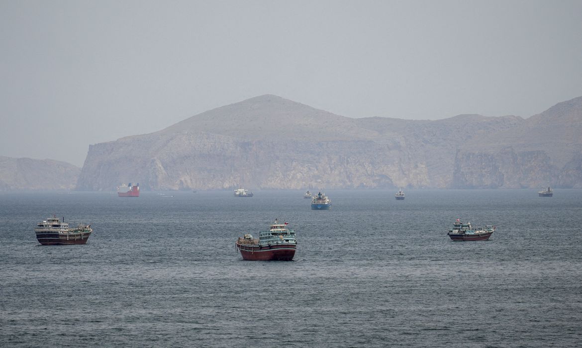 Mísseis atingem navio de guerra dos EUA que tentava entrar em Ormuz