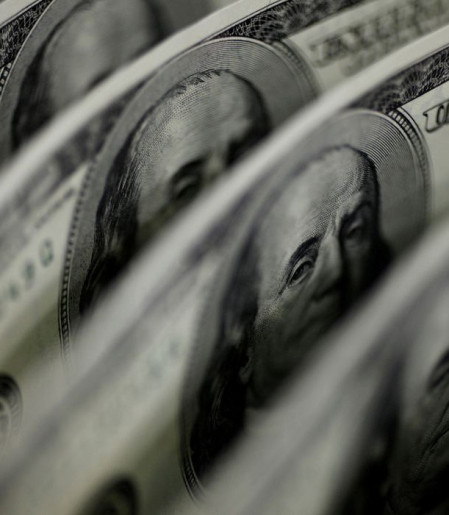 Dólar cai a R$ 4,91 e fecha no menor valor em 27 meses