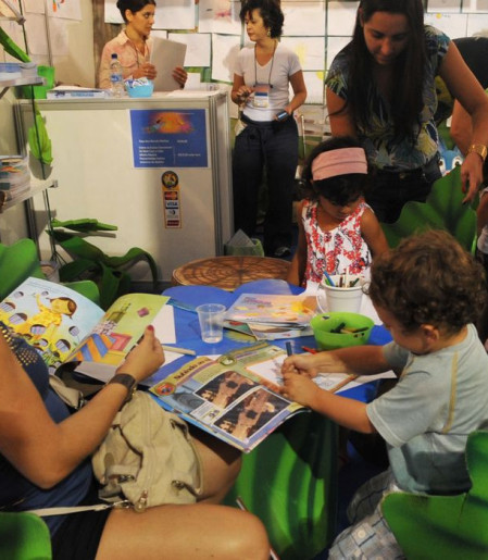 Estudo revela que 53% das famílias raramente leem para criança