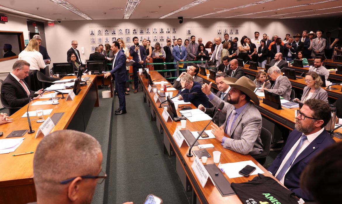 Conselho de Ética suspende três deputados por motim na Câmara