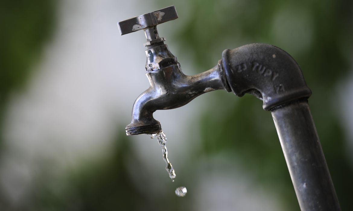 Égua cai em adutora e afeta abastecimento em 300 bairros de BH