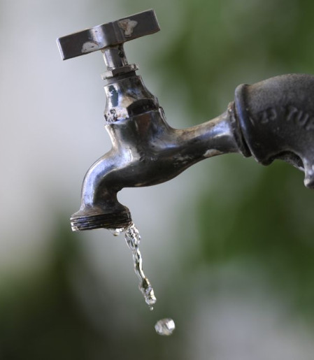 Égua cai em adutora e afeta abastecimento em 300 bairros de BH