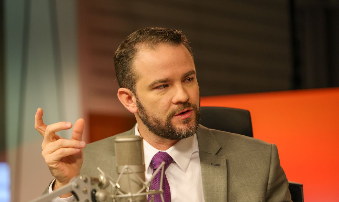 Durigan diz que Brasil está num bom caminho e prevê superávit este ano