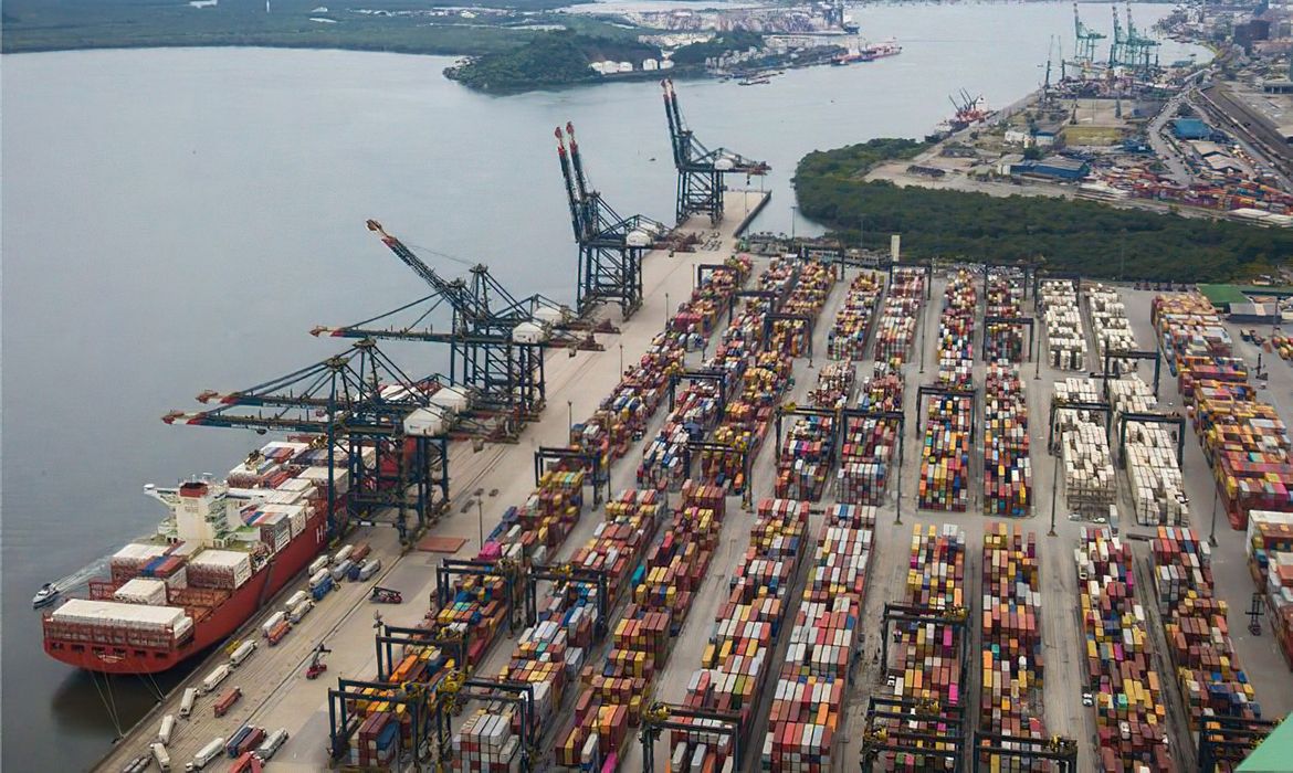 Balança comercial tem superávit recorde para meses de abril