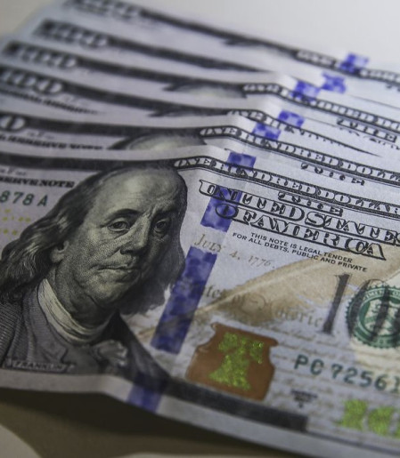 Dólar fecha abaixo de R$ 4,90 pela primeira vez em 28 meses