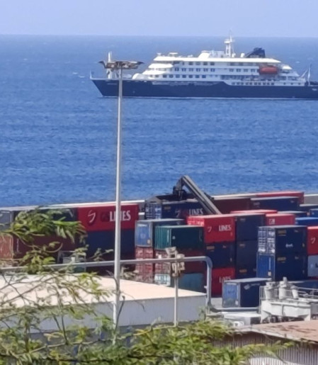 Passageiros começam a deixar navio onde houve surto de hantavírus