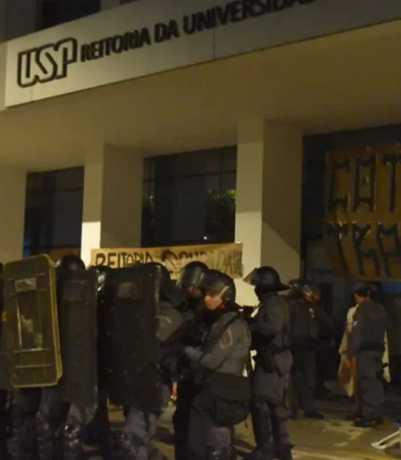 Vereadores provocam universitários em SP e ato tem confronto