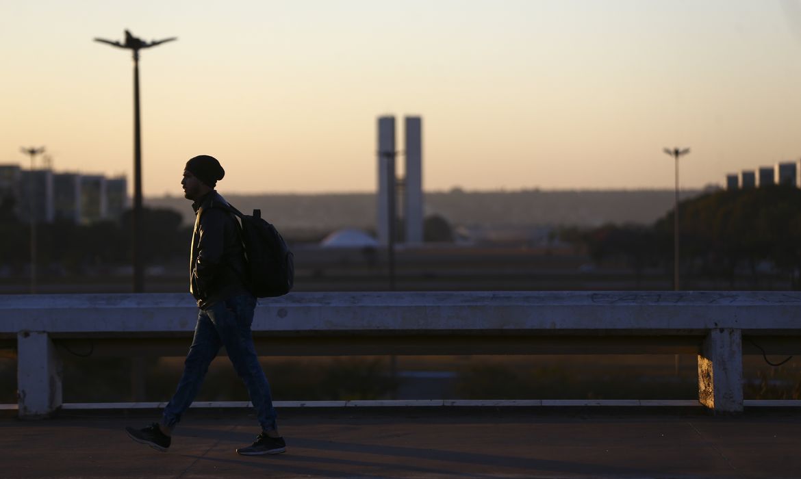 Clima seco e frio predomina no centro do país; veja previsão do tempo
