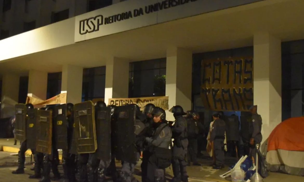 Vereadores provocam universitários em SP e ato tem confronto