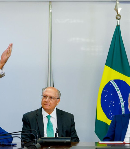 Lula assina MP e zera "taxa das blusinhas"