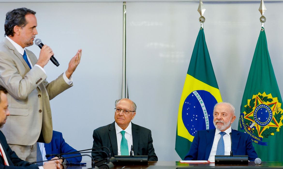 Lula assina MP e zera "taxa das blusinhas"