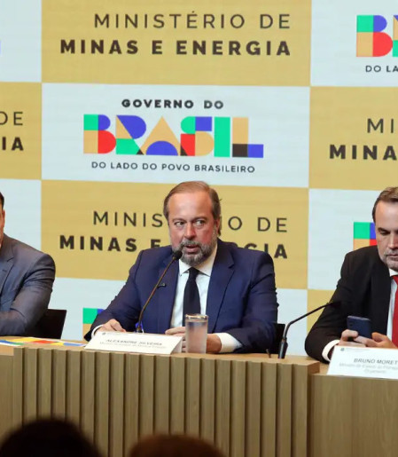 Governo cria subsídio de até R$ 0,89 para segurar preço da gasolina