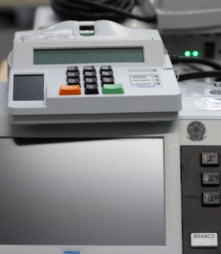 Pesquisa aponta que fake news sobre eleições miram urnas eletrônicas
