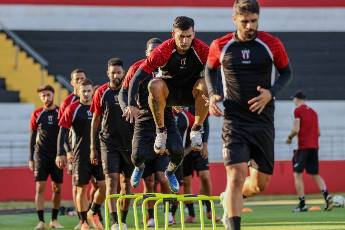 Jogadores do Botafogo durante treinamento: time em má fase