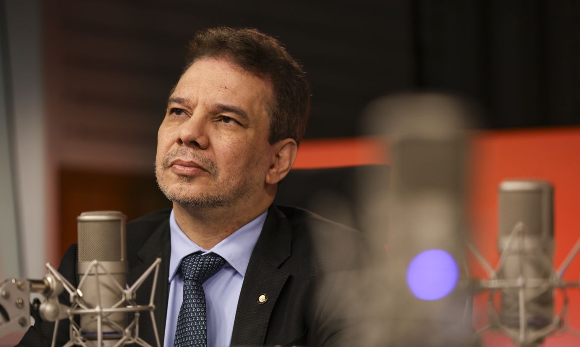 "Vamos tirar de presídio a marca de escritório do crime, diz ministro