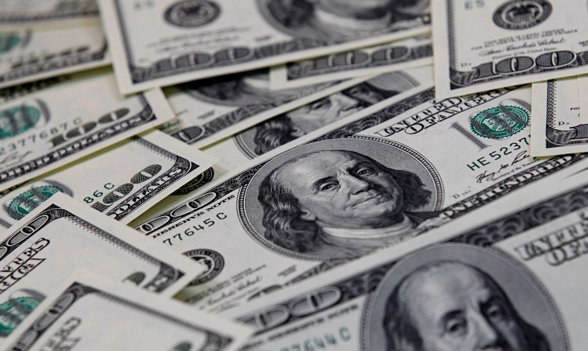 Dólar cai para R$ 4,98, e bolsa sobe em dia de alívio