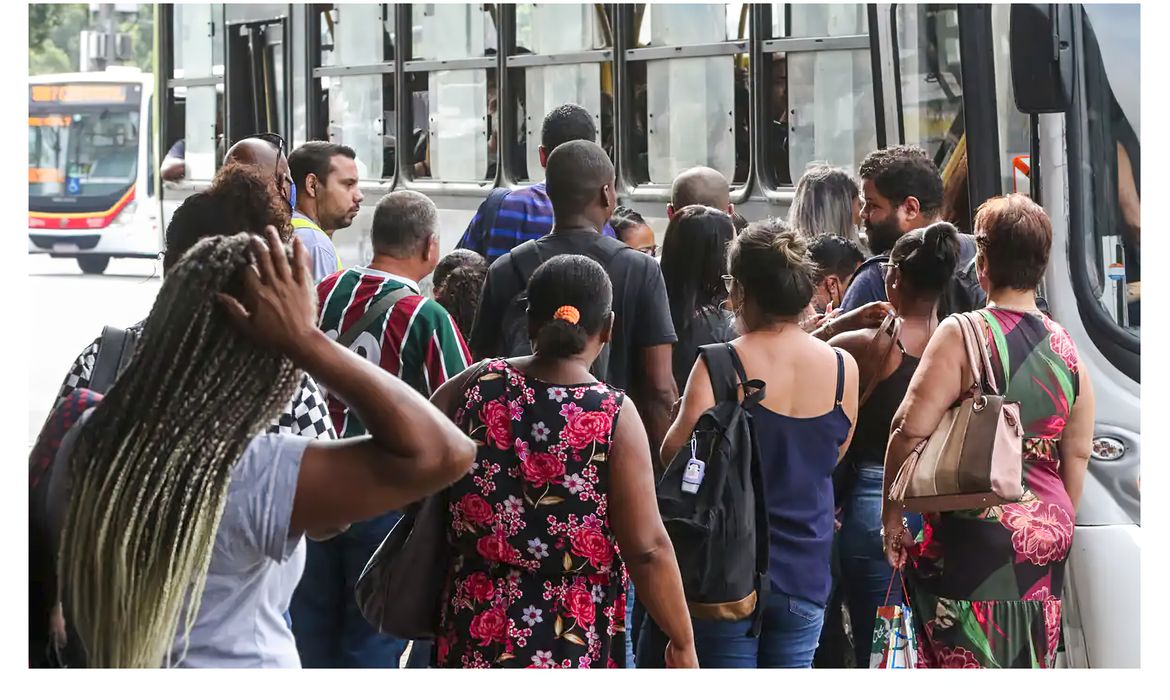 Número de pessoas em busca de emprego há mais de dois anos cai 21,7%