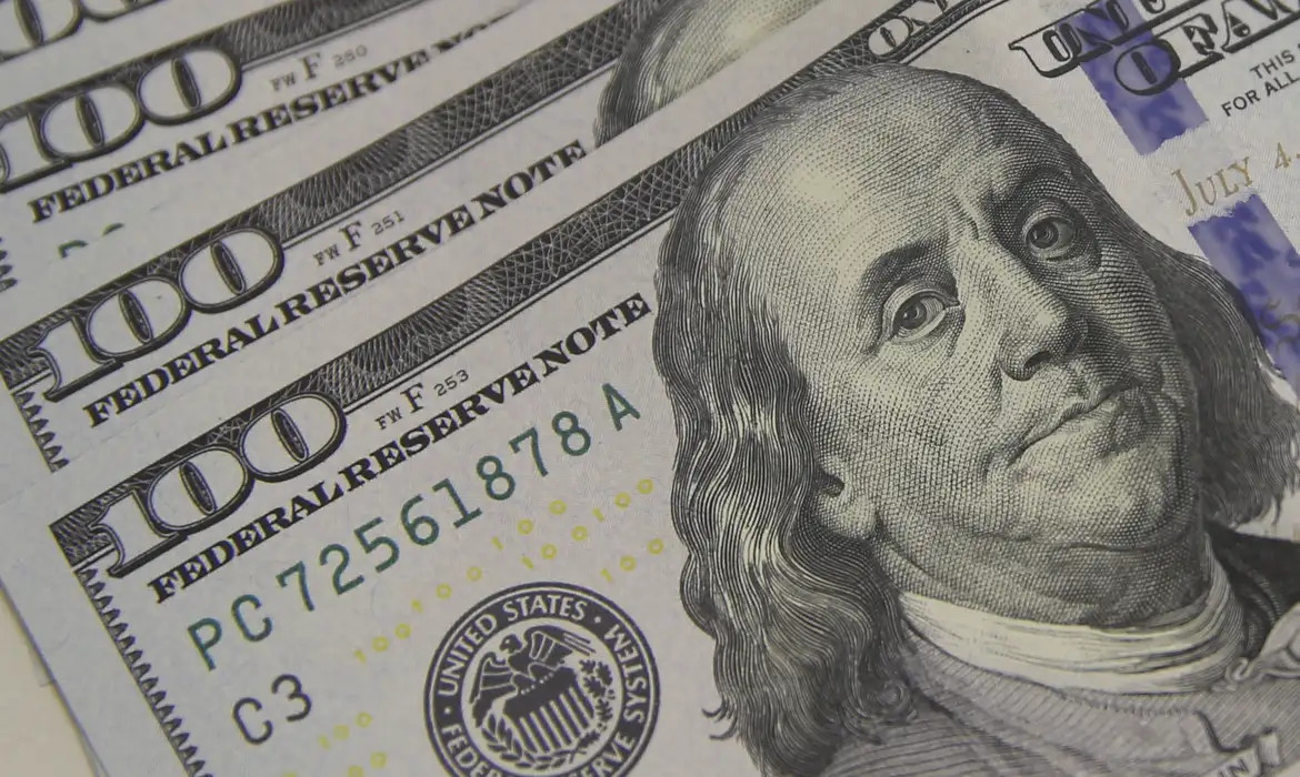 Dólar sobe a R$ 5,06, e bolsa cai com tensão global e ruído político