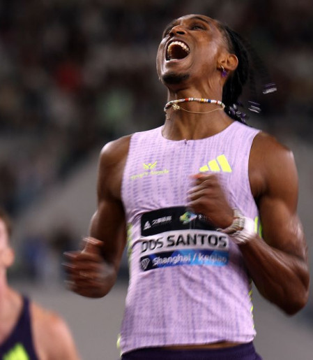 Alison dos Santos abre Diamond League vencendo recordista mundial