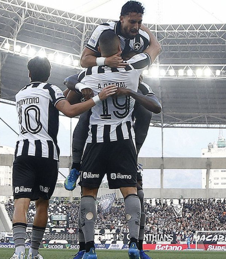 Botafogo vence Corinthians pelo Brasileirão com três de Arthur Cabral