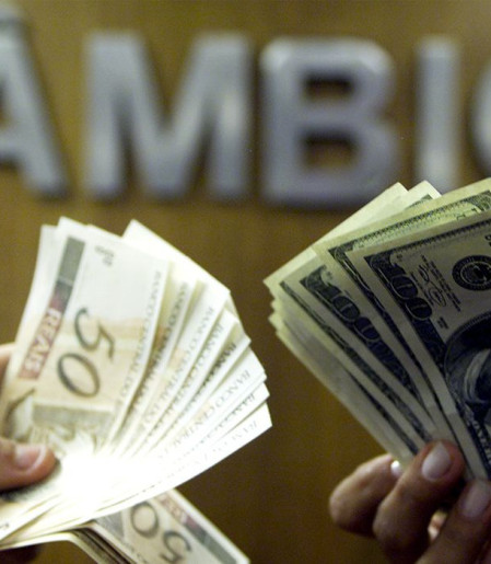 Dólar cai e fecha abaixo de R$ 5, após recuo de Trump no Irã
