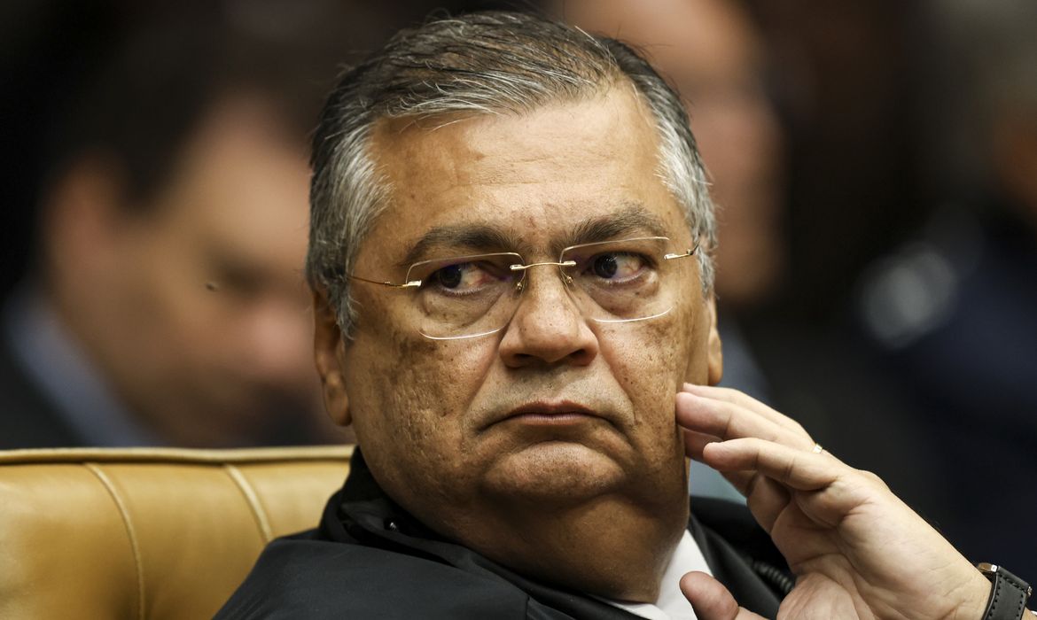 Dino diz ter sido ameaçado de morte por funcionária de companhia aérea