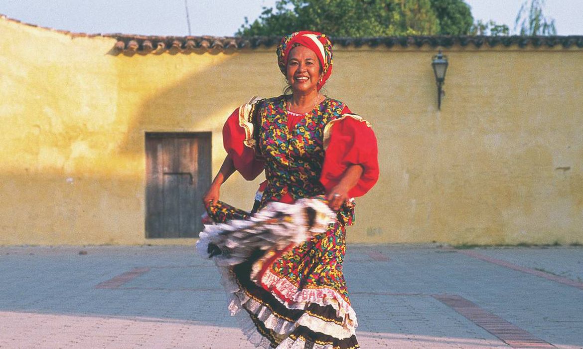 Totó La Momposina, ícone da cultura colombiana, morre aos 85 anos