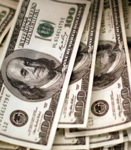 Dólar cai para R$ 5 e bolsa sobe com alívio no Oriente Médio