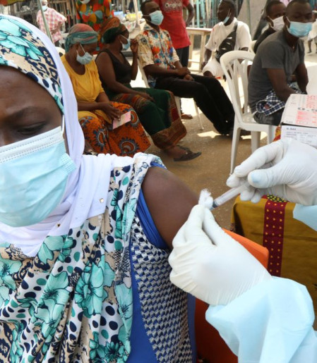 Vacina contra cepa do ebola na África pode demorar até 9 meses