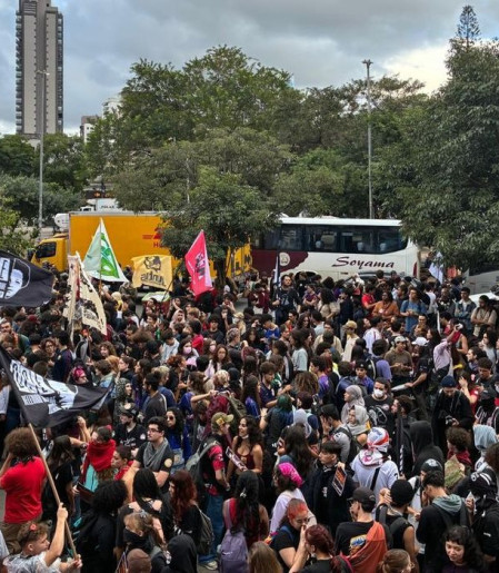 Em ato na capital paulista, estudantes criticam políticas educacionais