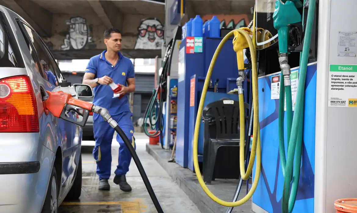 Governo fixa subvenção da gasolina em R$ 0,44 por litro