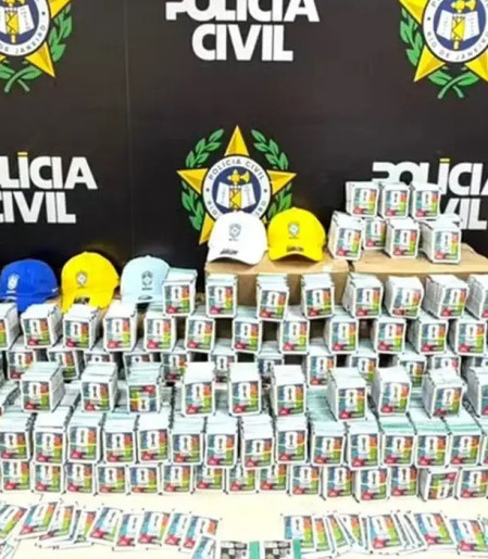 RJ: Polícia apreende mais de 200 mil figurinhas falsificadas da Copa
