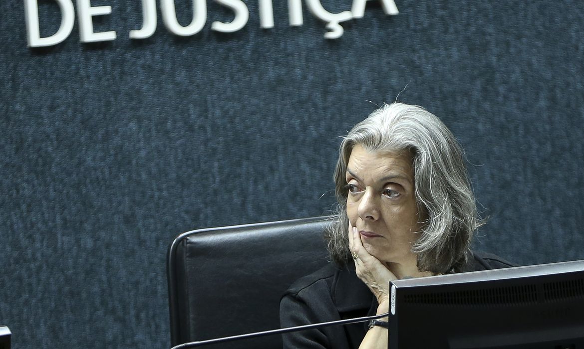 Cármen Lúcia vota por derrubar flexibilização da Lei da Ficha Limpa 