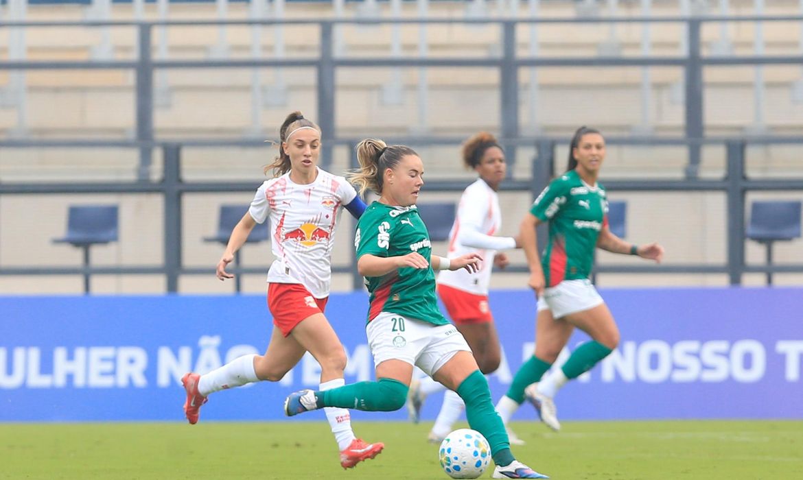 Palmeiras vence Bragantino e dorme na liderança do Brasileiro Feminino