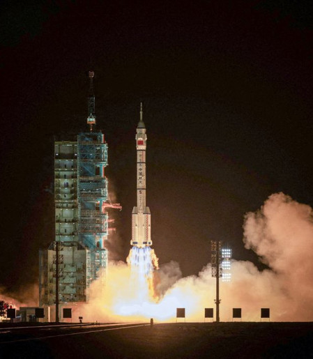 China envia astronauta para missão espacial de um ano 