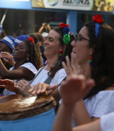 Cortejo de culturas tradicionais reúne três gerações da mesma família 